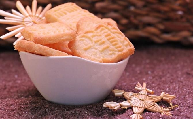 Biscuiți fără făină, preparați din două ingrediente. O porție are doar 60 de calorii. Sursa - pixabay.com