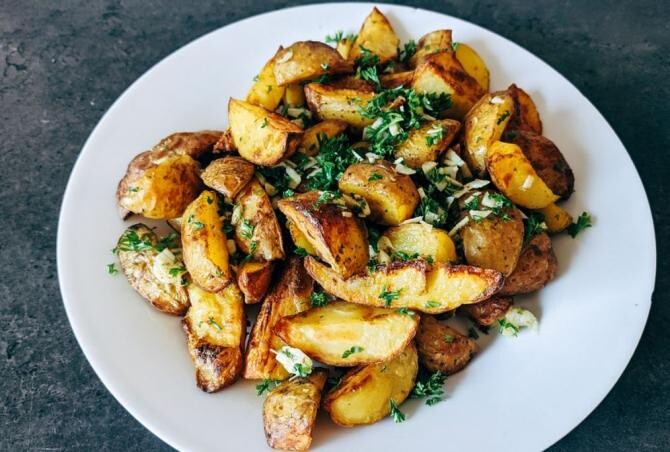 Cartofi cu usturoi în stil țărănesc, aromați, crocanți la exterior și moi la interior. Sursa - pixabay.com