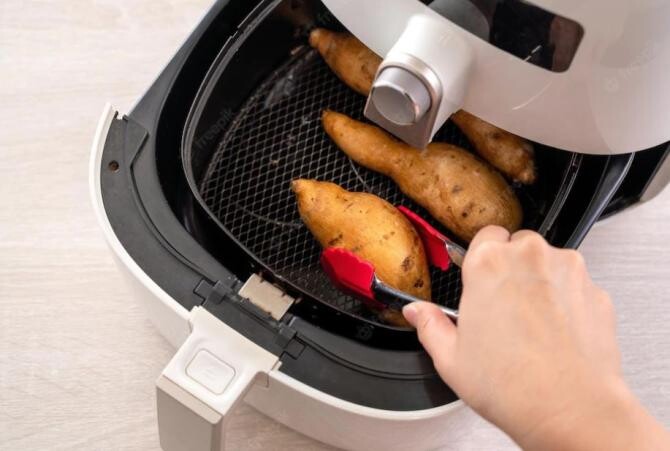 Cinci greșeli pe care trebuie să le eviți, dacă vrei ca friteuza cu aer cald să funcționeze mai mulți ani. Sursa foto: freepik.com 