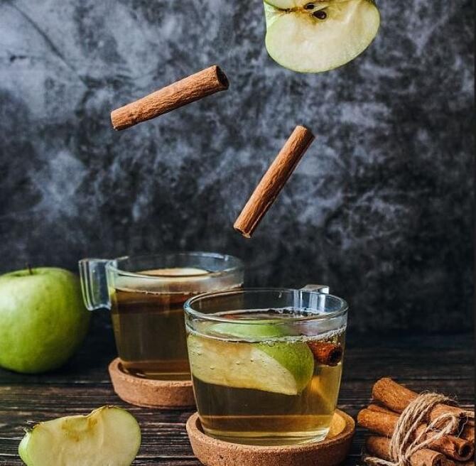 Consumă apă aromată cu măr și scorțișoară, hidratează și detoxifică organismul. Sursa - pixabay.com