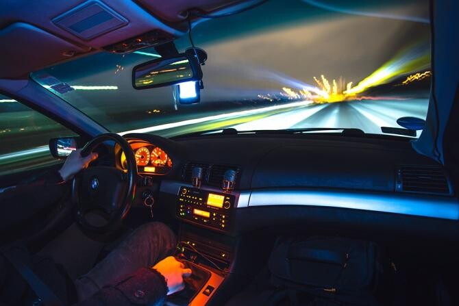 Inconștiență la volan. Un șofer de 21 ani, prins când gonea cu 157 km/h, prin Band / Foto: Pixabay, de tookapic