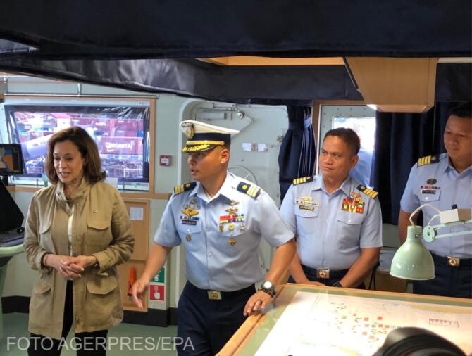 Sursa: Agerpres. Descriere: O fotografie pusă la dispoziție de Garda de Coastă filipineză (PCG) arată vicepreședintele SUA Kamala Harris (L) efectuând un tur al navei cu ofițeri de pază de coastă pe podul navei PCG BRP Teresa Magbanua  în insula Palawan, 