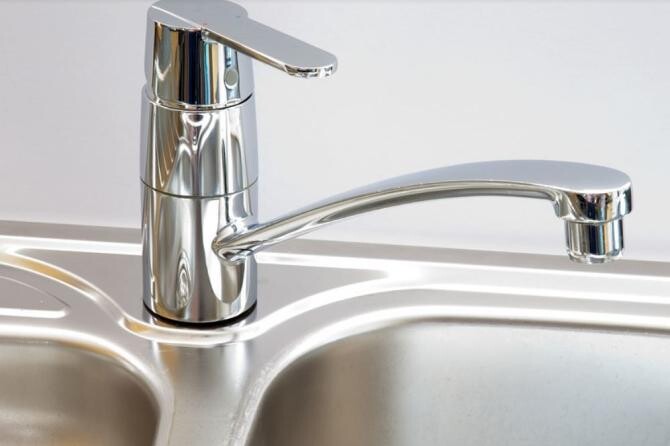 O metodă mai eficientă decât lămâia și bicarbonatul pentru eliminarea calcarului de pe robinet. Sursa - pixabay.com