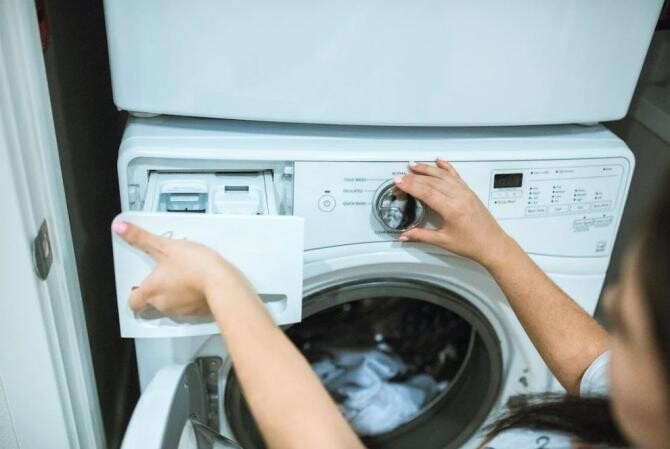 O modalitate ingenioasă de a curăța mașina de spălat de calcar, ai nevoie de un ciorap și o lămâie. Sursa - Pexels