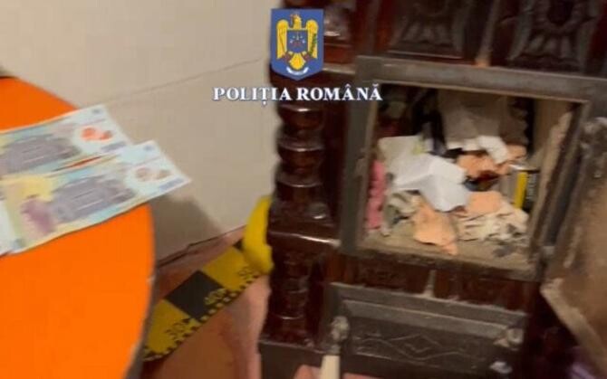 Percheziţie la hoţul sacului cu bani din maşina Poştei; Peste 28.000 de lei, găsiți într-o sobă - Foto Poliția Română
