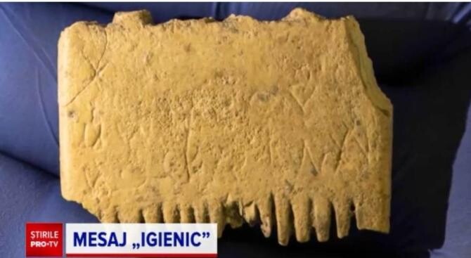 Mesaj vechi de 3.700 de ani, decodat. Ce scrie pe acest pieptene pentru păduchi / Foto: Captură video Pro TV