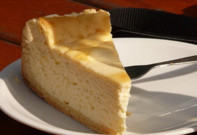 Prăjitură foarte cremoasă cu doar 3 linguri de făină și fără unt. O felie are 130 de calorii. Sursa - pixabay.com