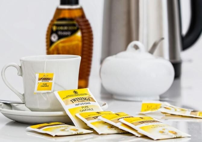 Pune un pliculeț de ceai în chiuvetă înainte de a merge la culcare, trucul gospodinelor istețe. Sursa - pixabay.com