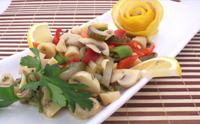 Salata delicioasă din produse simple, fără carne, are un gust senzațional de bun. Sursa - pixabay.com