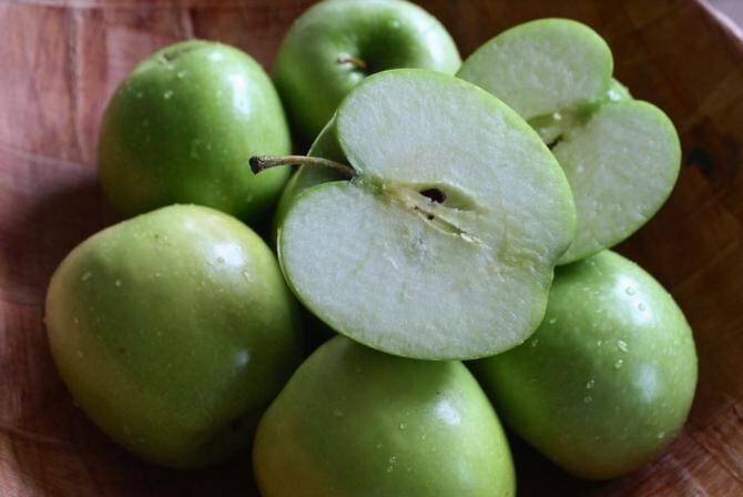 Ai insomnii. Mănâncă un măr înainte a merge la culcare. Sursa - pixabay.com