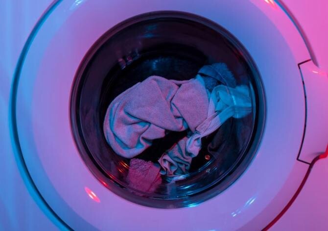 Ai uitat un șervețel în buzunar și ai pus haina în mașina de spălat. Sursa foto -  unsplash.com