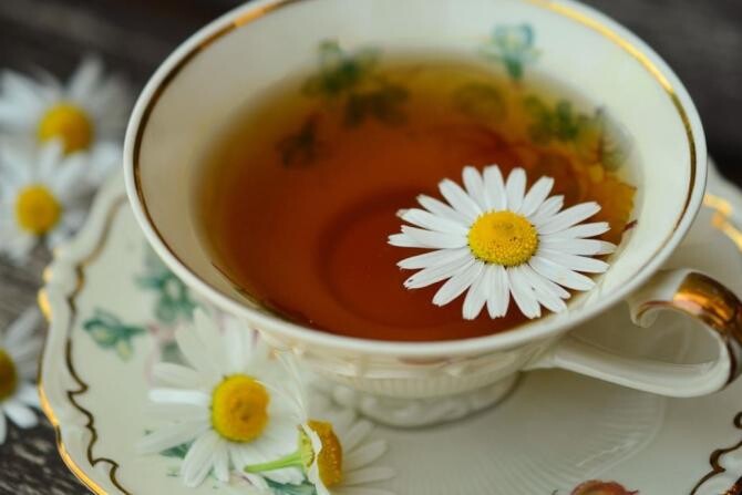 Ceaiul de mușețel, mere și scorțișoară reduce aciditatea și arsurile la stomac. Iată cum se prepară. Sursa - pixabay.com