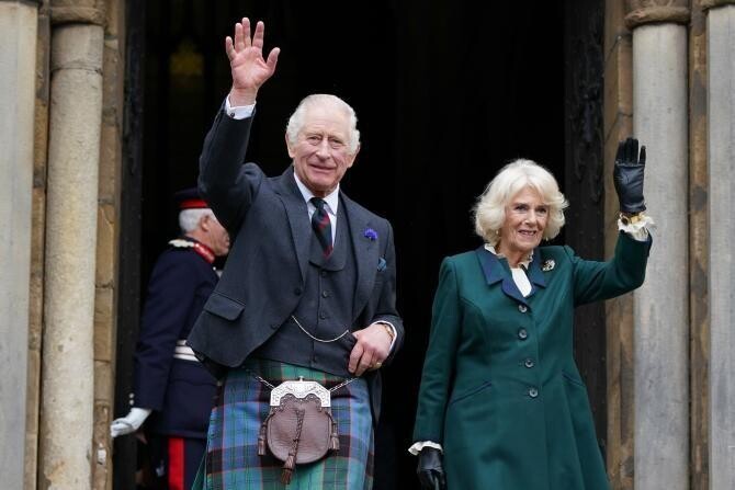 Charles şi Camilla au publicat felicitarea de Crăciun din acest an. Fotografia a fost realizată înainte de moartea Reginei / Foto: Instagram The Royal Family