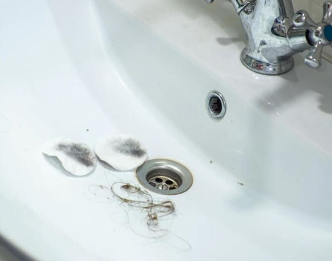 Desfundă scurgerea din baie cu un cuier pentru haine, în două minute, problema va fi eliminată. Sursa foto: freepik.com