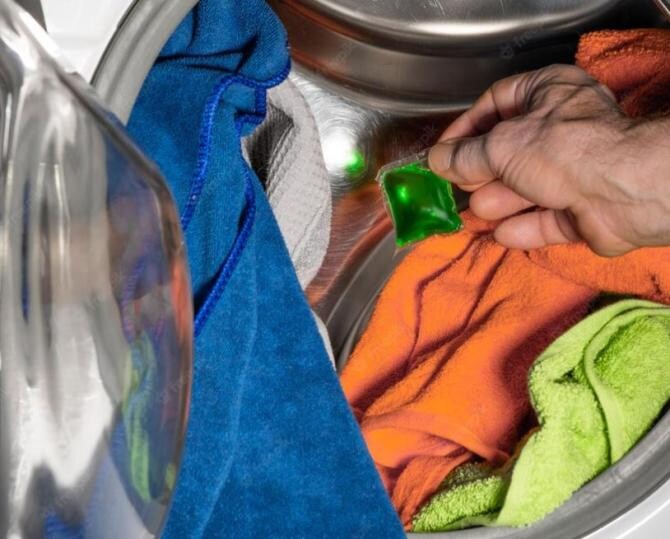 Detergentul în capsule deteriorează mașina de spălat.  Instalatorii spun că le folosim greșit. Sursa - freepik.com
