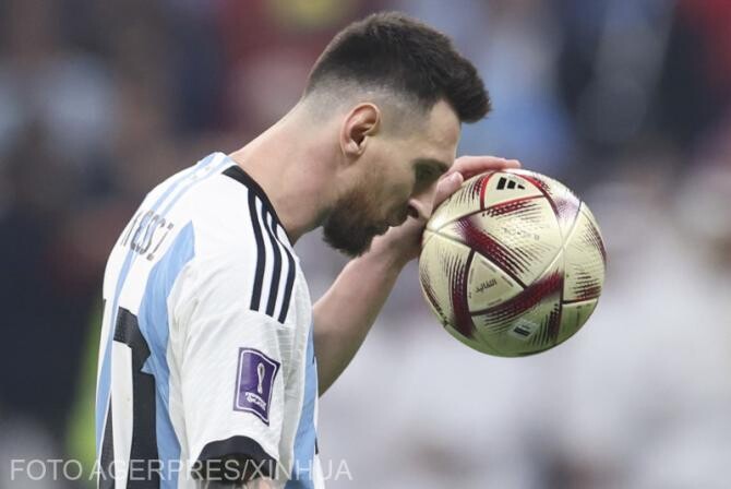 Ce este "bisht", mantia neagră cu care a fost îmbrăcat Lionel Messi la Cupa Mondială / Foto: Agerpres