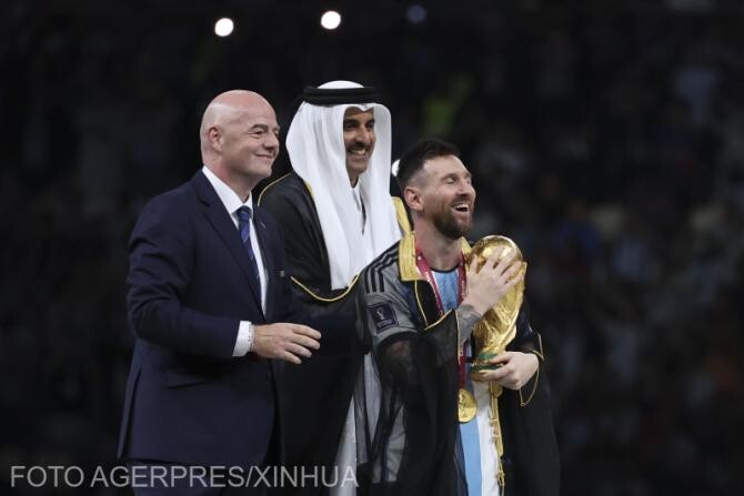 Suma uriașă oferită de un avocat pentru mantia neagră purtată de Messi când a primit trofeul Cupei Mondiale / Foto: Agerpres