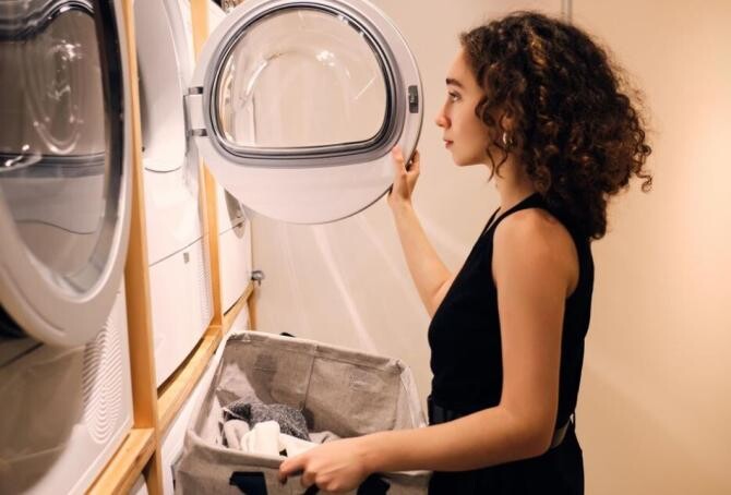 Pune o lămâie în cuva mașinii de spălat. Trucul pe care trebuie să-l faci în fiecare lună. Sursa foto: freepik.com
