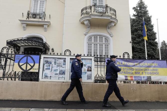 SRI: Plicurile ridicate de la Ambasada Ucrainei nu conţin substanţe periculoase. Sunt fragmente de ţesuturi organice  -  Inquam Photos / George Calin
