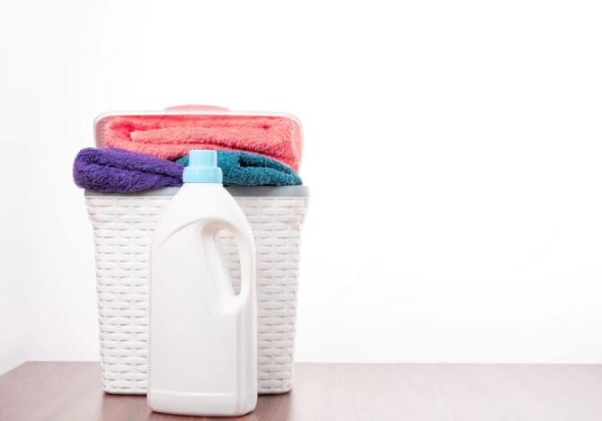 Transformă săpunul în detergent lichid pentru mașina de spălat rufele. Trucul cu care hainele tale vor foarte parfumate. Sursa foto: freepik.com