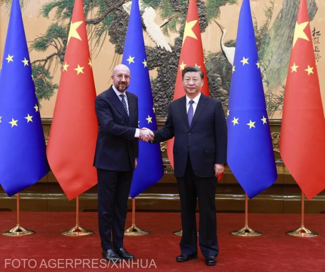 Președintele chinez, Xi Jinping, alături de președintele în vizită al Consiliului European, Charles Michel, la Marea Sală a Poporului din Beijing, capitala Chinei, 1 decembrie. Sursa: Agerpres.