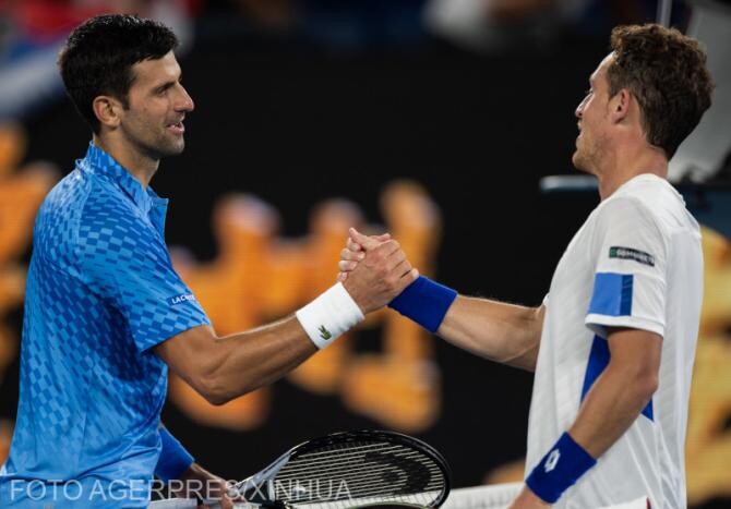 Novak Djokovic alături de Roberto Carballes Baena