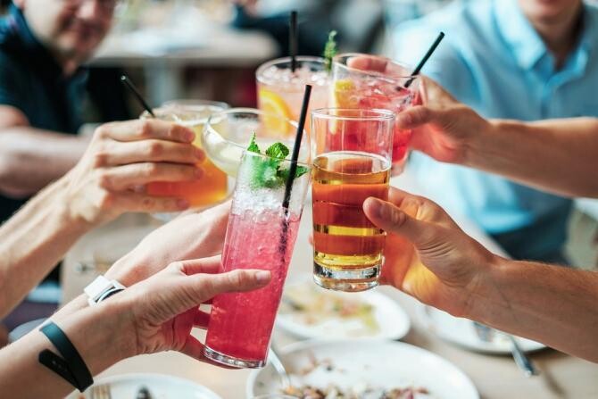 Experții recomandă cel mult două porții de alcool pe săptămână. Reacțiile românilor: "7 este numărul meu sănătos" / Foto: Pixabay