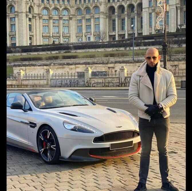 Andrew Tate pozează în fața Parlamentului, alături de mașina sa de lux. Foto: pagina de Facebook a lui Tate, prezentat ca ”Mafia Boss”