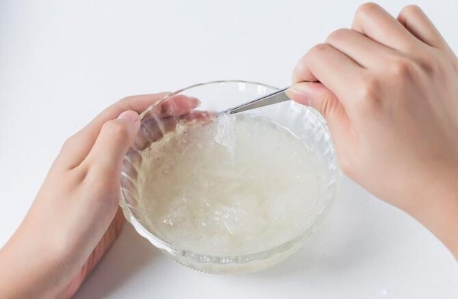 Apa de orez, aliatul părului sănătos, strălucitor și mătăsos. Cum se prepară produsul care salvează buclele.  Sursa - freepik.com