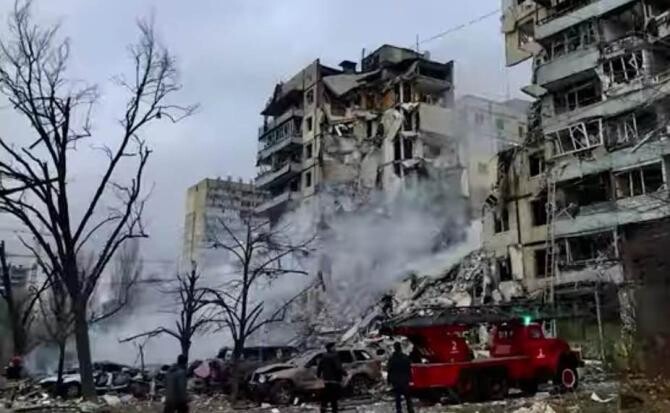  Atac rusesc asupra unui imobil de locuinţe din estul Ucrainei. Sunt cel puțin 5 morți și 27 de răniți / Foto: Captură video Youtube odn