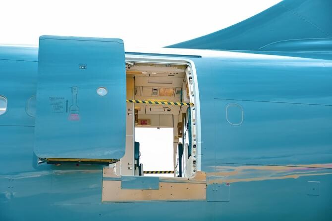 Un avion a rămas fără ușă în timpul zborului, iar bagajele pasagerilor au căzut din aeronavă. "Un bărbat a fost aproape zdrobit" / Foto: Pixabay, de dominador