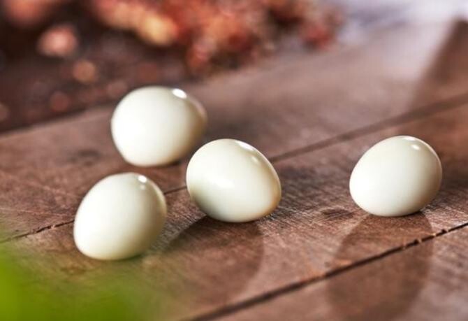 Bucătarii experimentați învârt ouăle crude înainte de a le găti, iată de ce fac asta. Sursa foto: freepik.com