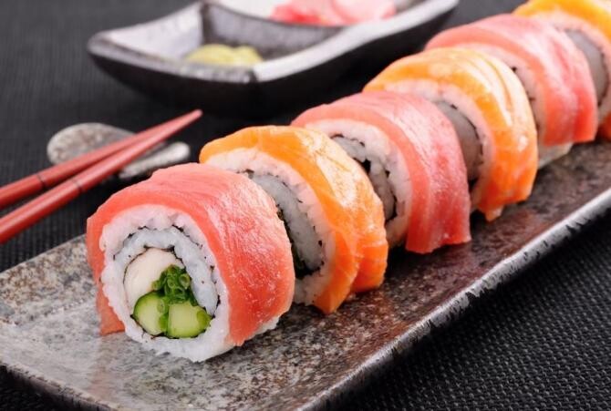 Ce sushi trebuie să mănânci pentru a pierde în greutate. Preparatul japonez poate fi un aliat valoros în dieta ta. Sursa foto: freepik.com