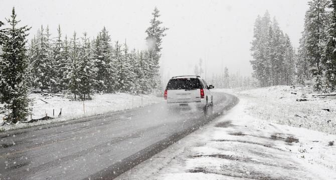 Lista drumurilor blocate din cauza zăpezii. Ramona Tudor, comisar șef Infotrafic: Recomandăm șoferilor să aibă anvelope de iarnă / Foto: Pexels