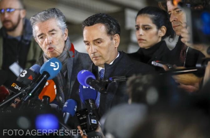 Andre Risopoulos și Michalis Dimitrakopoulos, avocații Evei Kaili, vorbesc cu presa după o ședință de judecată preliminară la Bruxelles, Belgia, 22 decembrie 2022. Sursa Agerpres