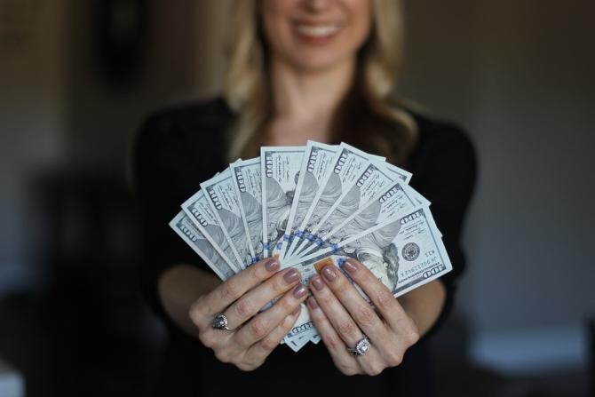 Fără noroc în dragoste, dar cu noroc la bani. O femeie, părăsită de soț pentru cea mai bună prietenă, a dat lovitura la loterie / Foto: Pixabay, de Sally Jermain