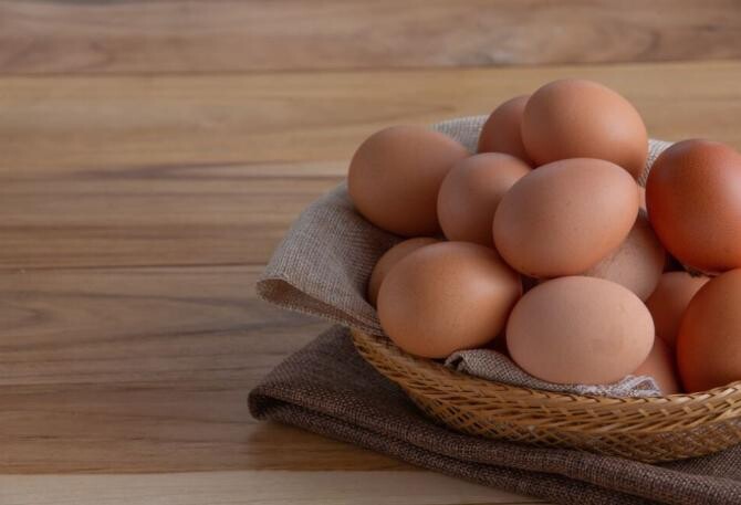 Fierbe ouăle cu lămâie și vei rezolva o problemă, încearcă și nu vei regreta. Sursa foto: freepik.com