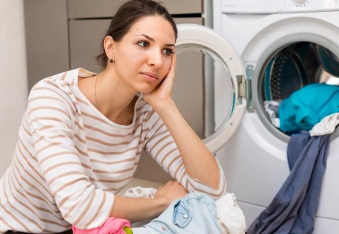 Hainele spălate nu trebuie lăsate în mașina de spălat nici măcar o oră. Sursa foto: freepik.com