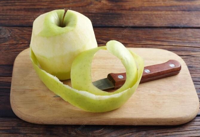 Nu mai arunca cojile de mere. Le poți folosi în bucătărie și casă, 5 moduri inteligente. Sursa foto: freepik.com