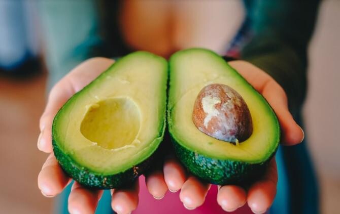 Nu mai arunca sâmburele de avocado, iată cum poți profita la maxim de el. Sursa - pixabay.com