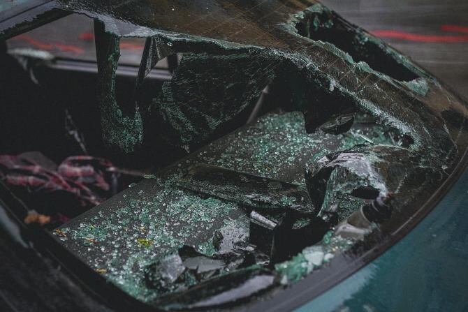Foto: Pexels/Două fete au fost lovite de o maşină care a ricoşat. Titi Aur: "Respectaţi viteza, respectaţi distanţa, atenţia pentru că distragerile din maşină sunt foarte periculoase"