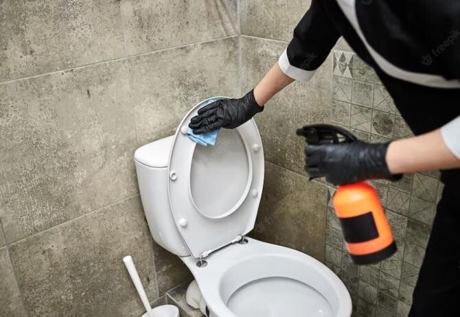 Pune detergent lichid în toaletă, multe gospodine fac asta dintr-un motiv crucial. Sursa foto: freepik.com