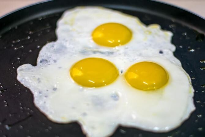Pune făină în tigaie înainte de a prăji ouăle. Trucul care schimbă totul. Sursa - pixabay.com