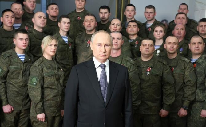 Putin, înconjurat de soldați, în mesajul său din noaptea de Revelion: Un an al unor evenimente cu adevărat schimbătoare, fatidice / Foto: Kremlin.ru