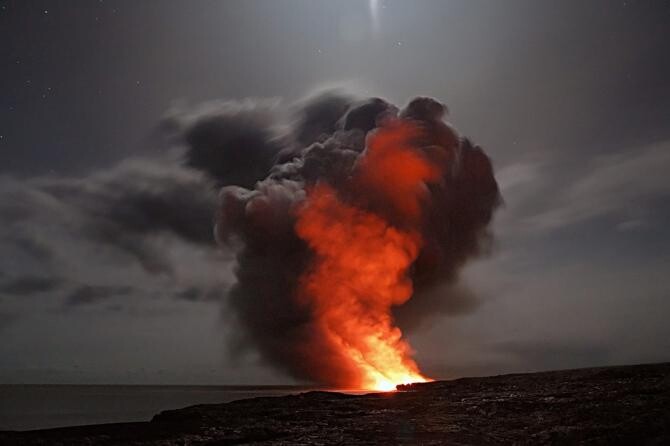 Un vulcan a devenit din nou activ. A fost emis un cod portocaliu de pericol pentru aviație / Foto: Pixabay, de Adrian Malec