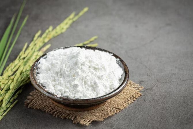 Amidonul de orez, un produs excelent pentru piele și păr. Află cum îl poți folosi, combinat cu alte ingrediente. Sursa foto: freepik.com