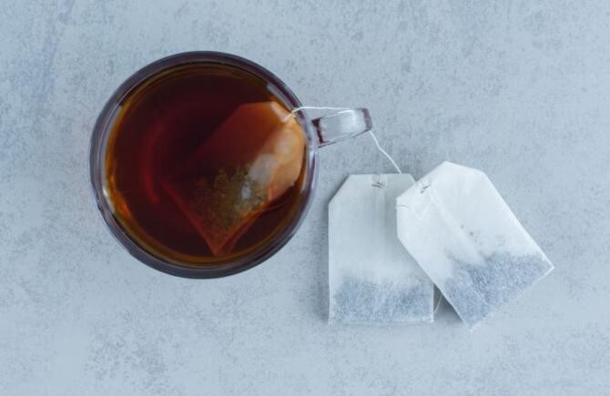 Ce se întâmplă când storci un pliculeț de ceai după înmuiere. Să nu faci asta niciodată. Sursa foto: freepik.com