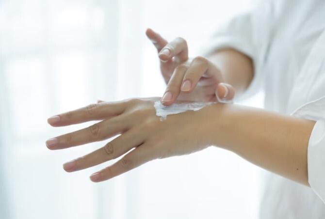 Cel mai bun remediu natural împotriva mâinilor uscate și crăpate, trucul cu care vei economisi banii. Sursa foto: freepik.com