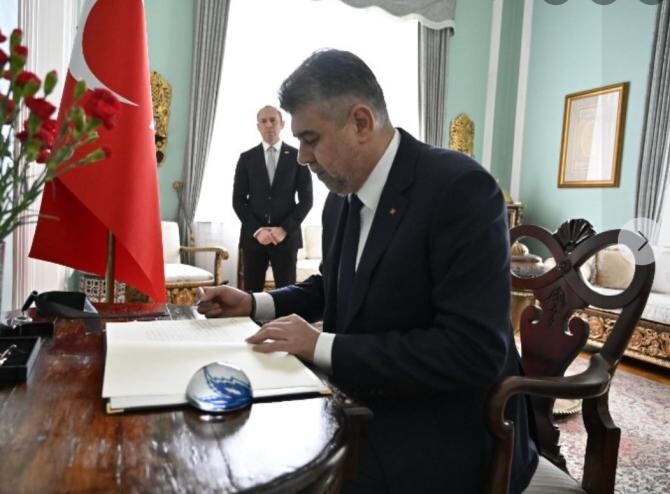 Ciolacu a semnat în Cartea de condoleanțe deschisă la Ambasada Republicii Turcia, în memoria victimelor. Sursa foto: facebook/Marcel Ciolacu