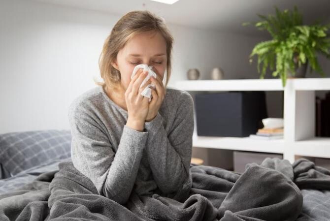 Cum să rămâi sănătos în sezonul răcelilor și a gripei. Urmează câteva reguli simple. Sursa foto: freepik.com